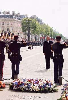 Cérémonies nationales du 8 mai à l'Arc de triomphe.