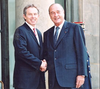 Le Président de la République accueille M. Tony Blair, Premier ministre du royaume de Grande-Bretagne et d'Irlande du Nord.