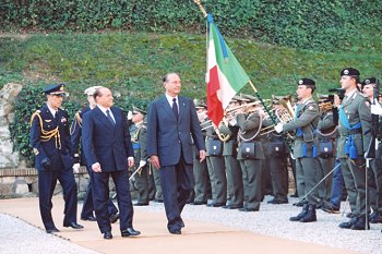 Accueil du Président de la République par M. Silvio Berlusconi Président du Conseil des ministres de la République italienne.