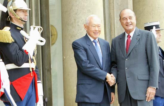 Le Président de la République accueille M. LEE Kuan Yew, ministre d'Etat de la République de Singapour