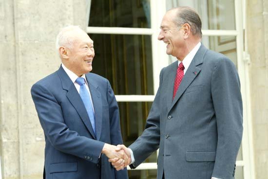 Le Président de la République accueille M. LEE Kuan Yew, ministre d'Etat de la République de Singapour