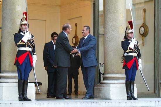 Le PrÃ©sident de la RÃ©publique raccompagne le chefkh Amad Bin Jassem AL-THANI, premier vice-Premier ministre et ministre des Affaires Ã© ...
