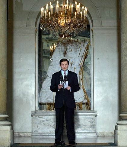 M. Philippe Bas, secrÃ©taire gÃ©nÃ©ral de l'ElysÃ©e donne lecture des membres du nouveau gouvernement de M. Jean-Pierre Raffarin, Prem ...