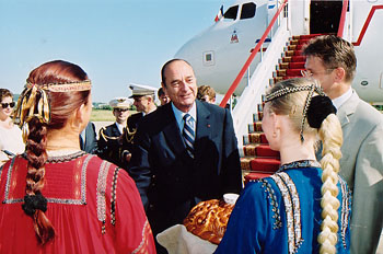 Accueil traditionnel de bienvenue de M. le Président de la République,