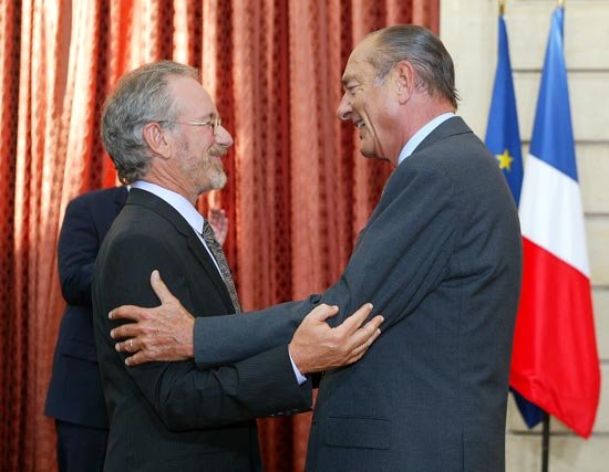 Le Président de la République remet les insignes de chevalier de la Légion d'Honneur à M. Steven Spielberg