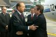 Le Président de la République accueille M. Gerhard Schröder, chancelier de la République fédérale d'Allemagne à sa descente d'avion