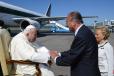 Le Président de la République et Mme Jacques CHIRAC accueillent le pape Jean-Paul II à sa descente d'avion