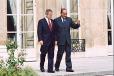 Entretien du Président de la République avec M. George W. Bush, Président des Etats-Unis d'Amérique dans le parc du Palais de l'Elysée.