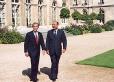 Entretien du Président de la République avec M. George W. Bush, Président des Etats-Unis d'Amérique dans le parc du Palais de l'Elysée. - 2