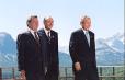 Sommet G7 / G8 - le PrÃ©sident de la RÃ©publique entourÃ© de M. Gerhard SchrÃ¶der, chancelier de la RÃ©publique fÃ©dÃ©rale d'All ...