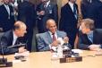 Sommet G7 / G8 - réunion de travail du G8 sur le nouveau partenariat pour le développement de l'Afrique - le Président de la République et M. Tony Blair, Premier ministre britanique entourent M. Abdoulaye Wade, Président de la République du Sénégal.