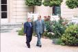 Le Président de la République et M. Jean-Pierre Raffarin, Premier ministre, se rendent dans le jardin à l'issue du Conseil des ministres.