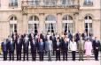 Le Président de la République et M. Jean-Pierre Raffarin, Premier ministre, entourés des membres du nouveau gouvernement.