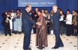 Le Président de la République remet à Mme Miriam Makeba les insignes de commandeur de la Légion d'Honneur.