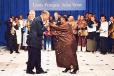 Le Président de la République remet à Mme Miriam Makeba les insignes de commandeur de la Légion d'Honneur. - 2