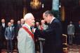 Le Président de la République remet la médaille militaire au général Jean Simon, lors de la réception offerte en l'honneur du Conseil de l'Ordre de la Libération.