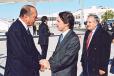 Le Président de la République est accueilli à son arrivée par M. Jose Maria Aznar, Président du gouvernement du royaume d'Espagne.