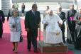 Le Président de la République et Mme Jacques CHIRAC accueillent le pape Jean-Paul II à sa descente d'avion  - 3