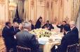 DÃ®ner de travail rÃ©unissant autour du PrÃ©sident de la RÃ©publique et de M. Gerhard SCHROEDER, chancelier de la RÃ©publique FÃ©d ...