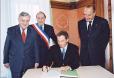 Signature du Livre d'or par M. Tony Blair.