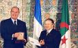 Le Président de la République remet le sceau du Dey d'Alger au Président Bouteflika .