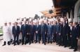 Photo de famille du G8 en compagnie du personnel de l'hôtel Royal d'Evian.