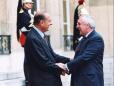12.09.2003 - le PrÃ©sident de la RÃ©publique salue M. Berthie Ahern, Premier ministre de la RÃ©publique d'Irlande à l'issue de l ...