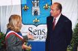 Le Président de la République signe le livre d'or de la ville de Sens en présence du maire Mme Marie-Louise Fort