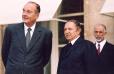 Entretien informel du Président de la République et de M. Abdelaziz Bouteflika (terrasse du Palais face au parc)