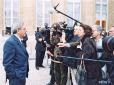 Commission de réflexion sur l'application du principe de laïcité dans la République - point de presse informel de M. Bernard Stasi, médiateur de la République (cour d'honneur)
