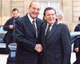 Le Président de la République salue le chancelier Gerhard Schröder à son départ (cour d'honneur)