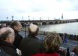 Déplacement en Gironde - inauguration du tramway de la communauté urbaine de Bordeaux - arrivée du Président de la République quai de Queyries pour assister à l'embrasement du pont de pierre