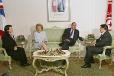 Visite d'Etat en Tunisie - accueil du Président de la République et de Mme Jacques Chirac, par M. Zine El Abidine Ben Ali, Président de la République de Tunisie et son épouse
