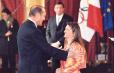 Le Président de la République remet à Melle Anne Floriet les insignes d'officier dans l'Ordre national du Mérite.