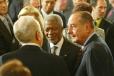 Le Président de la République  et M. Kofi Annan, circulent parmi les invités à la réception donnée à l'occasion de la réunion des chefs d'entreprise signataires du 