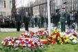 Le PrÃ©sident de la RÃ©publique et l'ambassadeur d'Espagne M. Javier Elorza observent une minute de silence en mÃ©moire des victimes d ... - 2