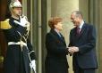Le Président de la République accueille Mme Vaira Vike-Freoberga, Présidente de la République de Lettonie (perron) - 2