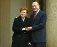 Le PrÃ©sident de la RÃ©publique raccompagne Mme Vaira Vike-Freoberga, PrÃ©sidente de la RÃ©publique de Lettonie à l'issue de le ...