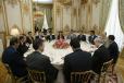 Déjeuner de travail réunissant le Président de la République et le prince héritier de l'Etat de Qatar accompagnés de leurs collaborateurs