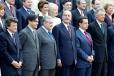 Le Président de la République entouré du Premier ministre et des membres du nouveau gouvernement de M. Jean-Pierre Raffarin