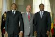 Le PrÃ©sident de la RÃ©publique et M. Mamadou Tandja, PrÃ©sident de la RÃ©publique du Niger accueillent M. Blaise Compaore, PrÃ©siden ...