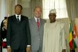 Le PrÃ©sident de la RÃ©publique et M. Mamadou Tandja, PrÃ©sident de la RÃ©publique du Niger accueillent M. Olunsegun Obasanjo, PrÃ©si ...