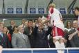 Le Président de la République remet la coupe au capitaine de l'équipe du Paris-Saint-Germain (stade de France)