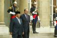 Le Président de la République raccompagne le roi de Malaisie AGONG XII à l'issue de leur rencontre (perron)