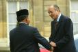 Le Président de la République salue avant son départ le roi de Malaisie AGONG XII (cour d'honneur)