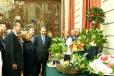 Cérémonie de remise du muguet au Président de la République et à Mme Jacques Chirac, par la Société anonyme d'économie mixte d'aménagement et de gestion du marché d'intérêt national de Rungis - SEMMARIS (salle des fêtes)