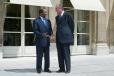 Entretien informel du Président de la République et de M. Joaquim Chissano, Président de la République du Mozambique sur la terrasse face au parc