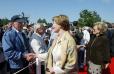 - 60ème anniversaire du débarquement en Normandie - Mmes Laura Bush et Bernadette Chirac saluent des vétérans lors de la cérémonie franco-américaine (cimetière américain de Colleville)