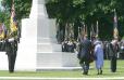 - 60ème anniversaire du débarquement en Normandie - cérémonie franco-britannique / dépôt d'une gerbe de fleurs devant la Croix du sacrifice (cimetière)