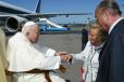 Le Président de la République et Mme Jacques CHIRAC accueillent le pape Jean-Paul II à sa descente d'avion  - 2
